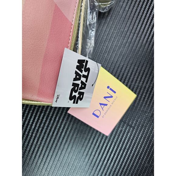 Dani by Danielle Nicole Star Wars the Mandalorian Baby Yoda (Grogu) Crossbody - Picture 4 of 5